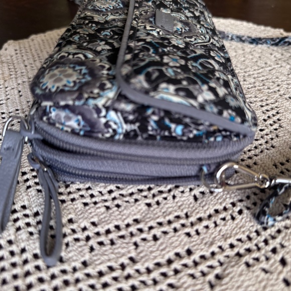 Vera Bradley small crossbody purse wallet b/w/blue floral excellent condition - Picture 7 of 14